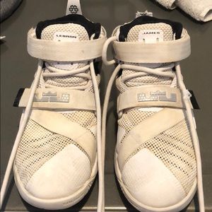 Labron basketball shoes size 4Y
